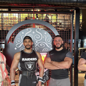 En mai dernier, il partageait une photo de lui toujours aussi musclé, et toujours à la salle de sport, aux côtés d'amis aussi baraqués que lui.
Tarek Benattia, le petit frère de Nabilla, dévoile sa transformation sur Instagram.