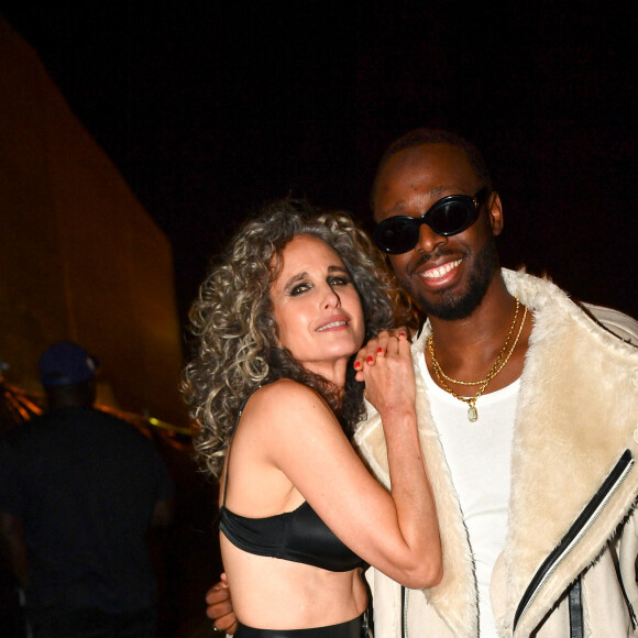 Exclusif - Andie MacDowell et Dadju en backstage du "Défilé L'Oréal Paris - Walk Your Worth" dans le cadre de la Fashion Week de Paris (PFW), sous la Tour Eiffel à Paris, France, le 1er octobre 2023. © Veeren/Bestimage 