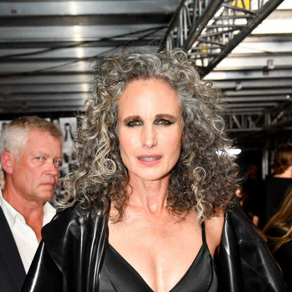 Et qui lui a permis de balancer sur une consoeur !
Exclusif - Andie MacDowell en backstage du "Défilé L'Oréal Paris - Walk Your Worth" dans le cadre de la Fashion Week de Paris (PFW), sous la Tour Eiffel à Paris, France, le 1er octobre 2023. © Veeren/Bestimage 