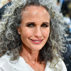 Exclusif - Andie MacDowell en backstage du "Défilé L'Oréal Paris - Walk Your Worth" dans le cadre de la Fashion Week de Paris (PFW), sous la Tour Eiffel à Paris, France, le 1er octobre 2023. © Veeren/Bestimage 