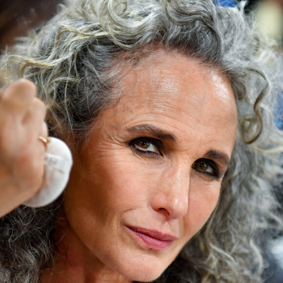 Exclusif - Andie MacDowell en backstage du "Défilé L'Oréal Paris - Walk Your Worth" dans le cadre de la Fashion Week de Paris (PFW), sous la Tour Eiffel à Paris, France, le 1er octobre 2023. © Veeren/Bestimage 