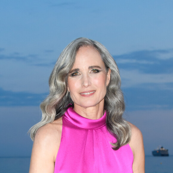 Andie MacDowell s'est confiée sur ses cheveux gris, avec lesquels elle se sent "puissante".
Andie MacDowell à la soirée L'Oréal Paris "Lights On Women Award" sur la plage Goeland lors du 76ème Festival International du Film de Cannes.