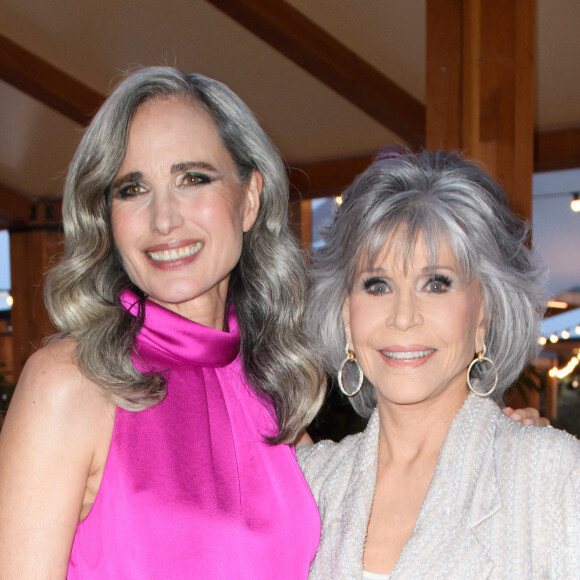 Jane Fonda, Andie MacDowell à la soirée L'Oréal Paris "Lights On Women Award" sur la plage Goeland lors du 76ème Festival International du Film de Cannes, le 26 mai 2023. 