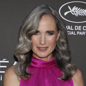 Andie MacDowell au photocall de la soirée "Lights On Women Award" organisé par L'Oréal Paris lors du 76ème Festival International du Film de Cannes, le 26 mai 2023. © Denis Guignebourg/Bestimage 