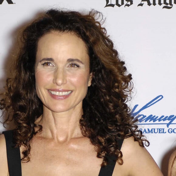 Elle a abandonné, depuis, ses cheveux châtains. 
Rainey Qualley, Andie MacDowell et Margaret Qualley - Première du nouveau film de Samuel Goldwyn, "Diana Vreeland : The Eye has to travel" à Los Angeles, 10 septembre 2012.