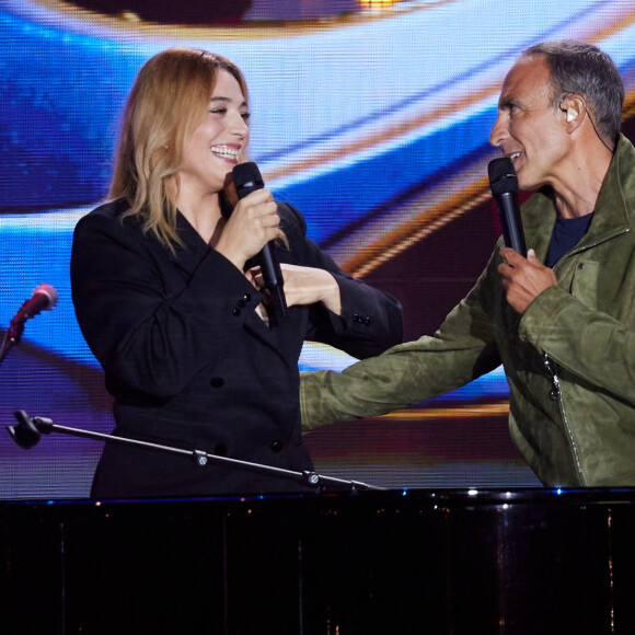 Exclusif - Santa et Nikos Aliagas - Enregistrement de l'émission "Tous avec les bleus, le concert événement", diffusée en direct sur TF1 le 12 octobre 2023. © Cyril Moreau-Veeren / Bestimage