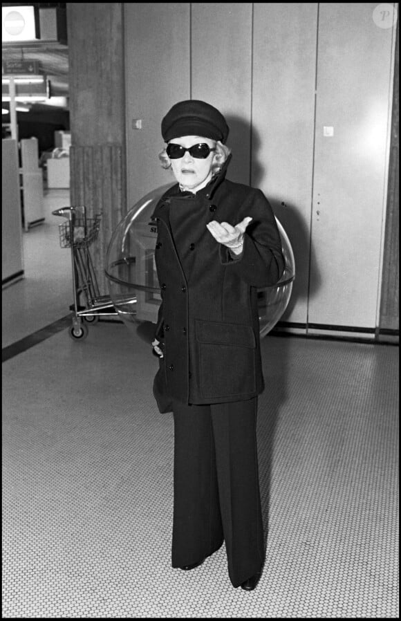 Et plus précisément sur son histoire d'amour avec Marlene Dietrich de 1941 à 1943.
Archives - Marlene Dietrich à l'aéroport de Paris.