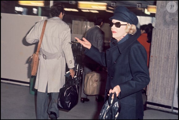 S'ils s'aimaient, leur relation n'était pas toute rose. Notamment à cause de l'avarice de l'actrice.
Archives - Marlène Dietrich à l'aéroport.