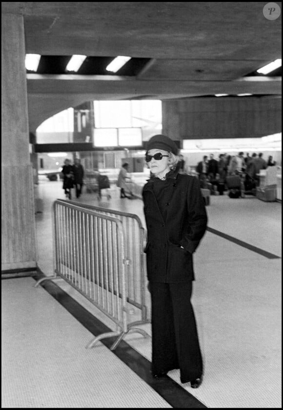 Archives - Marlene Dietrich à l'aéroport de Paris.