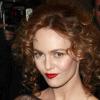 Vanessa Paradis n'a d'yeux que pour les lèvres carmins, elle rehausse donc sa bouche d'un trait délicat de Rouge Coco de Chanel