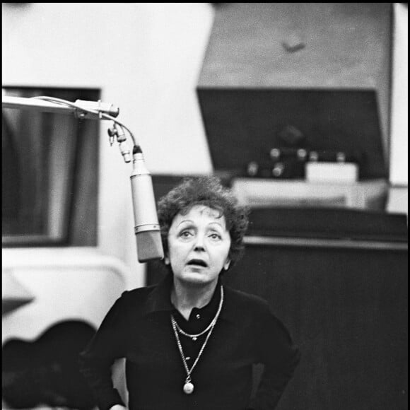 Édith Piaf en studio à Paris, 1963.