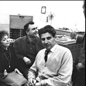 Archives - Charles Dumont, Edith Piaf et Mikis Theodorakis enregistrent en studio à Paris en 1963.