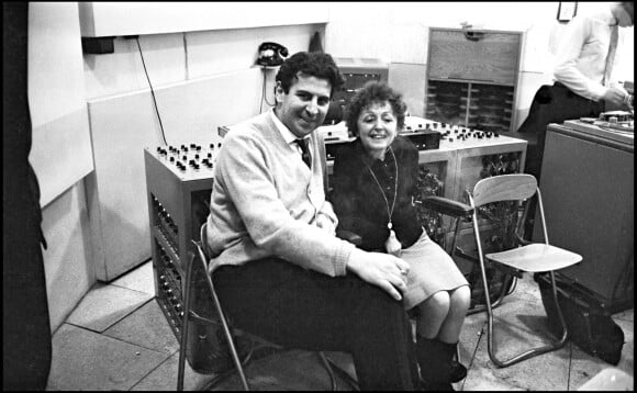 Archives - Edith Piaf et Mikis Théodorakis enregistrent en studio à Paris en 1963.