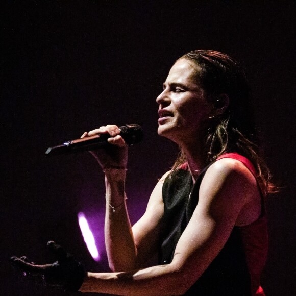 Une épreuve difficile pour le chanteur, qui assume désormais son nouveau personnage de Red ou Redcar.
Christine and the Queens (Redcar) sur scène lors de sa tournée britannique.