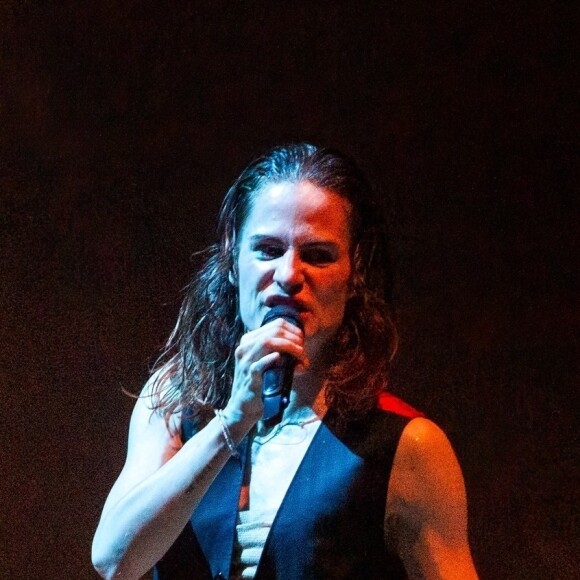 Christine and the Queens (Redcar) sur scène lors de sa tournée britannique.