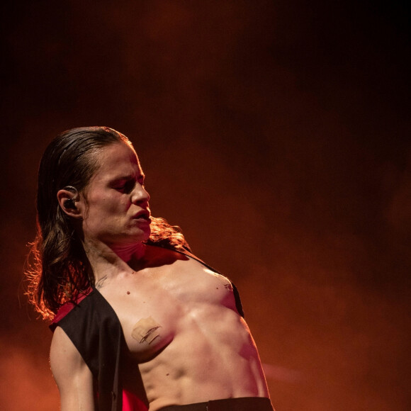 Heureusement, ses fans l'ont soutenu sur les réseaux sociaux.
Christine and the Queens (Redcar) sur scène lors de sa tournée britannique.