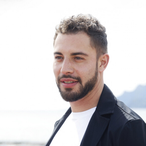 Marwan Berreni lors du photocall de "Plus Belle La Vie" lors du festival Cannes Series 2022. Cannes. © Denis Guignebourg/Bestimage