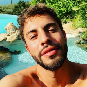 Il a expliqué que l'acteur bien connu pour son rôle dans Plus belle la vie utilisait cette voiture "depuis un peu moins d'un an".
Marwan Berreni de "Plus belle la vie" en Corse, Instagram