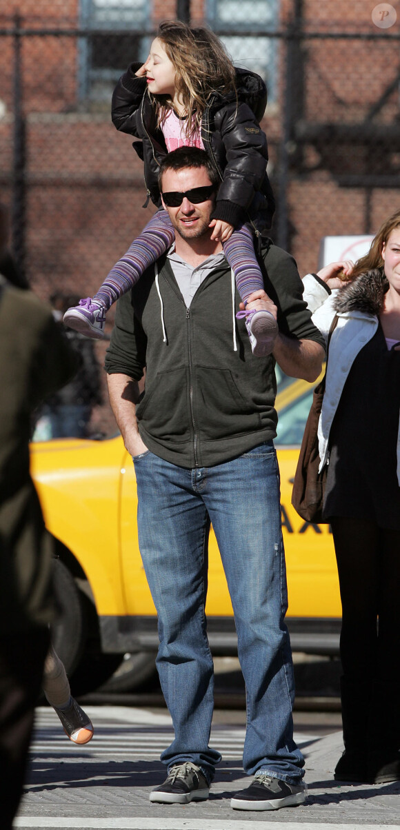 Hugh Jackman et sa fille Ava à la sortie de l'école (9 mars - NYC)
