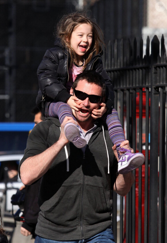 Hugh Jackman et sa fille Ava à la sortie de l'école (9 mars - NYC)