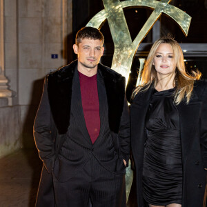 Niels Schneider et sa compagne Virginie Efira - Défilé Saint Laurent Homme Automne-Hiver 2023-2024 lors de la Fashion Week à Paris le 17 janvier 2022. © Olivier Borde/Bestimage