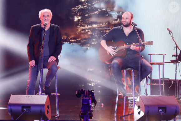 D'après un journaliste France TV présent, l'artiste a "titubé d'avant en arrière quelques seconde" avant de s'écrouler  
Exclusif - Maxime Le Forestier et son fils Arthur chantent "Né quelque part" lors de l'émission "Unis face au séisme" à l'Olympia diffusée en direct sur France 2 le 14 mars 2023. Au terme de l'émission, les promesses de dons s'élevaient à 2,3 millions d'euros. Unis face au séisme est un grand concert de solidarité pour les populations turque et syrienne. Pour venir en aide aux milliers de familles victimes des séismes en Turquie et en Syrie, France Télévisions poursuit sa mobilisation aux côtés de la Fondation de France en organisant un grand concert en direct de l'Olympia, mardi 14 mars. L.Salamé et S.Bern ont présenté cette soirée de solidarité à laquelle ont participé des artistes français, turcs et syriens. Le 6 février 2023, deux séismes exceptionnels de magnitude 7,8 et 7,6 ont frappé le sud de la Turquie et le nord-ouest de la Syrie, faisant au moins 52 000 morts et détruisant des milliers d'habitations. Cette catastrophe est la plus meurtrière que la région ait connue depuis des siècles. Plus d'un mois après, la situation reste toujours extrêmement critique et les besoins d'urgence, l'aide alimentaire, l'accès à l'eau potable, la mise à l'abri des populations restent toujours d'actualité, alors que les températures sont particulièrement froides. Dans le nord-ouest de la Syrie, les 180 000 personnes déplacées par le tremblement de terre s'ajoutent aux 2,8 millions de personnes qui vivent déjà dans des conditions difficiles et précaires après avoir été déplacées à plusieurs reprises par la guerre qui dure depuis douze ans. © Christophe Clovis/ Cyril Moreau / Bestimage 