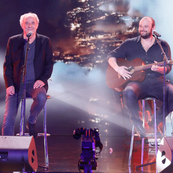 D'après un journaliste France TV présent, l'artiste a "titubé d'avant en arrière quelques seconde" avant de s'écrouler  
Exclusif - Maxime Le Forestier et son fils Arthur chantent "Né quelque part" lors de l'émission "Unis face au séisme" à l'Olympia diffusée en direct sur France 2 le 14 mars 2023. Au terme de l'émission, les promesses de dons s'élevaient à 2,3 millions d'euros. Unis face au séisme est un grand concert de solidarité pour les populations turque et syrienne. Pour venir en aide aux milliers de familles victimes des séismes en Turquie et en Syrie, France Télévisions poursuit sa mobilisation aux côtés de la Fondation de France en organisant un grand concert en direct de l'Olympia, mardi 14 mars. L.Salamé et S.Bern ont présenté cette soirée de solidarité à laquelle ont participé des artistes français, turcs et syriens. Le 6 février 2023, deux séismes exceptionnels de magnitude 7,8 et 7,6 ont frappé le sud de la Turquie et le nord-ouest de la Syrie, faisant au moins 52 000 morts et détruisant des milliers d'habitations. Cette catastrophe est la plus meurtrière que la région ait connue depuis des siècles. Plus d'un mois après, la situation reste toujours extrêmement critique et les besoins d'urgence, l'aide alimentaire, l'accès à l'eau potable, la mise à l'abri des populations restent toujours d'actualité, alors que les températures sont particulièrement froides. Dans le nord-ouest de la Syrie, les 180 000 personnes déplacées par le tremblement de terre s'ajoutent aux 2,8 millions de personnes qui vivent déjà dans des conditions difficiles et précaires après avoir été déplacées à plusieurs reprises par la guerre qui dure depuis douze ans. © Christophe Clovis/ Cyril Moreau / Bestimage 