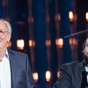 Exclusif - Maxime Le Forestier et son fils Arthur - Enregistrement de l'émission "Rendez vous avec Julien Clerc" au Théâtre du Châtelet à Paris, qui sera diffusée le 29 novembre sur France 3. Le 24 octobre 2019. A travers un rendez-vous unique en son genre sur la scène du Théâtre du Châtelet, Julien Clerc a invité des artistes proches de lui à réinterpréter en duo ses plus grands hymnes. En 50 ans de carrière, Julien Clerc a marqué toutes les époques en offrant à son public des chansons iconiques. A l'occasion de cette soirée d'exception, un vibrant hommage sera rendu à Julien Clerc par tous ces artistes. Émaillé de témoignages et d'archives, "Rendez-vous avec Julien Clerc" offrira aux spectateurs l'occasion de se remémorer quelques bons souvenirs de toutes ces époques traversées. © Cyril Moreau / Bestimage 
