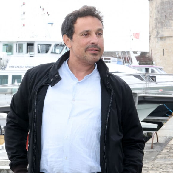 En 2020, l'acteur s'était vite retrouvé embarrassé dans l'émission "Je t'aime etc", lorsqu'il avait été interrogé sur ce sujet.
Bruno Salomone - Photocall de la série "Boomerang" lors du Festival de la Fiction de La Rochelle. Le 18 septembre 2021 © Jean-Marc Lhomer / Bestimage