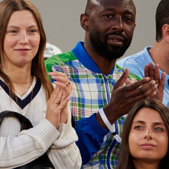 Thomas Ngijol et sa belle-fille Gina Rocher lors de la nocturne des Internationaux de France de tennis de Roland Garros 2023 à Paris, France, le 2 juin 2023. © Moreau-Jacovides/Bestimage