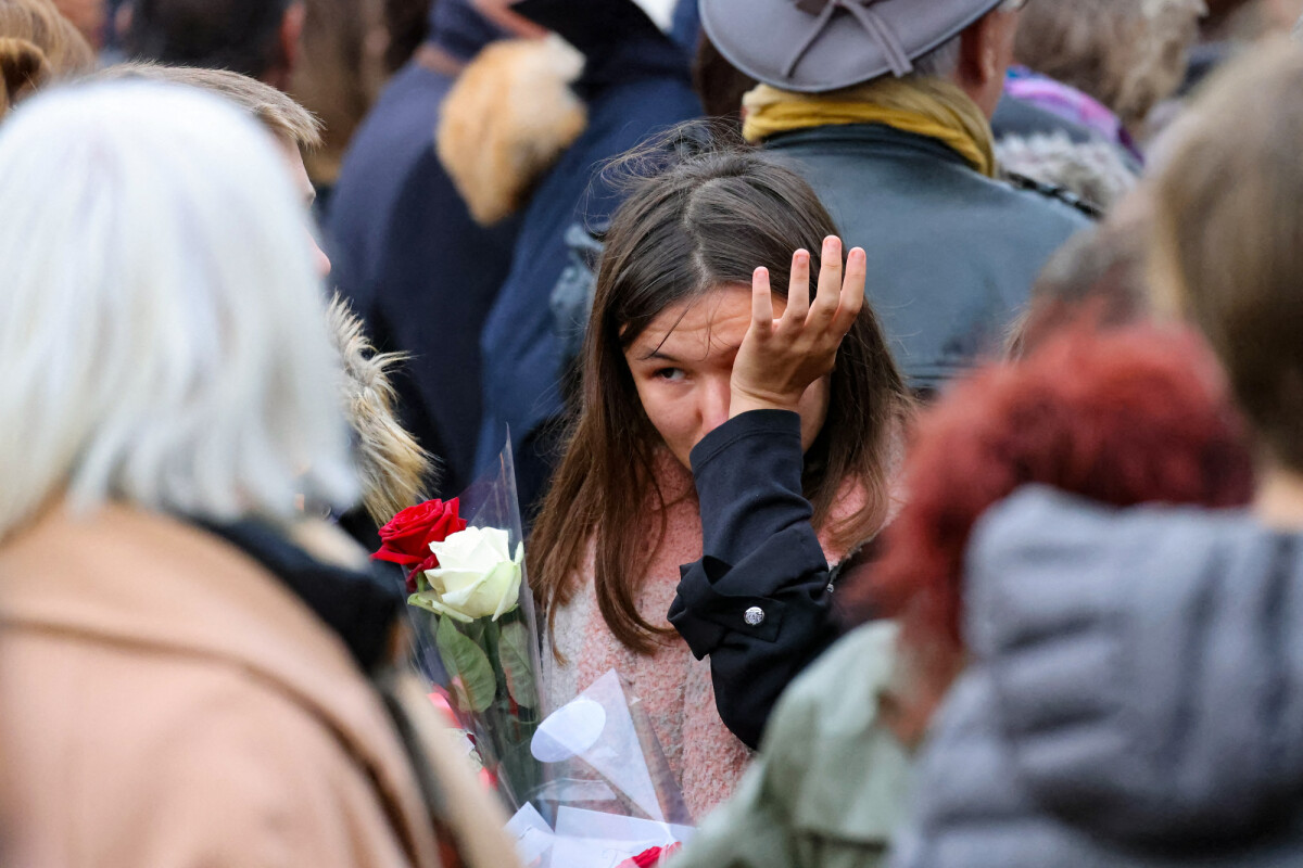 Obsèques de Dominique Bernard : Ce souhait particulier de sa femme et ses  filles concernant Emmanuel et Brigitte Macron - Purepeople