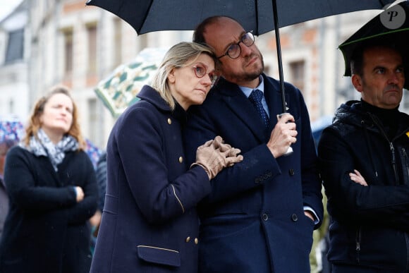 Et elle semblait effondrée dans les bras de son compagnon. 
Agnes Pannier-Runacher, ministre de la Transition Ecologique et son compagnon Nicolas Bays - Obsèques de Dominique Bernard à Arras, 19 octobre 2023 @Raphael Lafargue/ABACAPRESS.COM