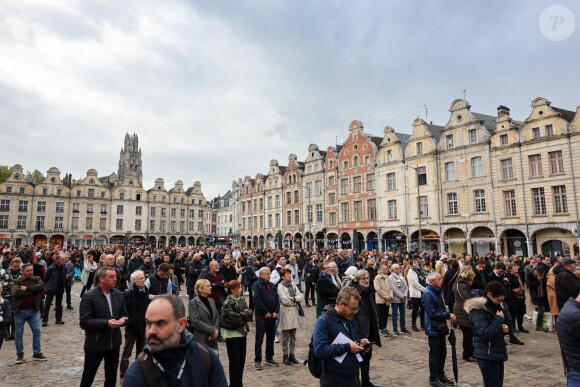 Entourée de beaucoup d'anonymes.
Obsèques de Dominique Bernard, enseignant, tué dans la cour de son collège-lycée par un ancien élève radicalisé, en la cathédrale de Arras, place des héros le 19 octobre 2023.