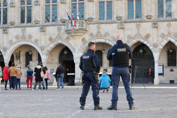 Qui ont pu voir l'hommage poignant. 
Hommage à l'enseignant Dominique Bernard, tué lors de l'attentat au lycée Gambetta à Arras, le 16 octobre 2023. Une attaque au couteau a causé la mort de ce professeur de 57 ans et blessé grièvement deux personnes dans la matinée du 13 octobre 2023. Le suspect âgé de 20 ans, fiché S d'origine russe et aussitôt interpellé par la police, est un ancien élève de l'établissement. © Laurent Sanson / Panoramic / Bestimage 