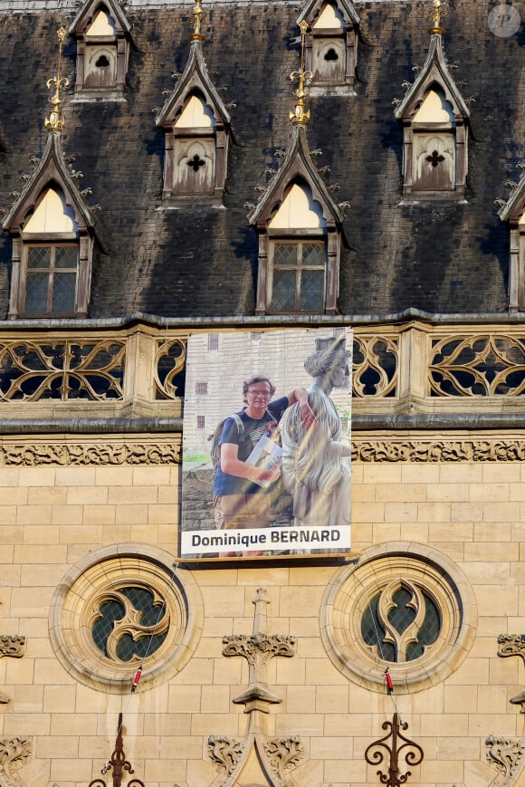 Les obsèques de Dominique Bernard se déroulaient ce jeudi.
Portrait de Dominique Bernard sur la cathédrale - Obsèques de Dominique Bernard, enseignant, tué dans la cour de son collège-lycée par un ancien élève radicalisé, en la cathédrale de Arras, place des héros..
