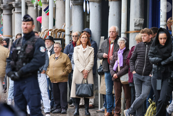 Obsèques de Dominique Bernard, enseignant, tué dans la cour de son collège-lycée par un ancien élève radicalisé, en la cathédrale de Arras, place des héros le 19 octobre 2023. Dans un décret paru jeudi au Journal officiel, Dominique Bernard a été nommé chevalier de la Légion d'honneur par la présidence de la République. Présidée par l'évêque d'Arras, Olivier Leborgne, la cérémonie religieuse sera retransmise sur grand écran place des Héros, au pied du beffroi de la ville. Une grande partie du centre d'Arras fait l'objet d'un important dispositif de sécurité pour ces obsèques, avec interdiction de stationner depuis mercredi soir et de circuler jusqu'à jeudi après-midi. Les cours sont suspendus le matin à la cité scolaire Gambetta-Carnot, théâtre de l'attaque, permettant au personnel et aux élèves d'y assister. La mort de Dominique Bernard le 13 octobre, survenue presque trois ans jour pour jour après l'assassinat du professeur d'histoire-géographie Samuel Paty en région parisienne par un jeune homme radicalisé, a suscité une onde de choc, en particulier chez les enseignants. La France est passée en alerte " urgence attentat " dès le soir de l'attaque, menée par Mohammed Mogouchkov, un Russe radicalisé qui se revendique de l'organisation Etat islamique. L'assaillant a été mis en examen pour assassinat en lien avec une entreprise terroriste et écroué mardi soir. Son frère de 16 ans l'est pour complicité et un cousin de 15 ans pour abstention volontaire d'empêcher un crime. Mohammed Mogouchkov avait semé la panique dans l'établissement deux couteaux en main, tuant Dominique Bernard avant de blesser trois autres adultes, dont deux grièvement, puis d'être interpellé. © Dominique Jacovides / Bestimage 