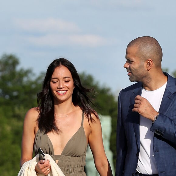 Tony Parker et sa compagne Alizé Lim lors de la fête de la fleur et l'intronisation de personnalités commandeurs et ambassadeurs par la Commanderie du Bontemps au Château Smith Haut Lafitte à Martillac le 27 avril 2023. © Fabien Cottereau / Patrick Bernard / Bestimage