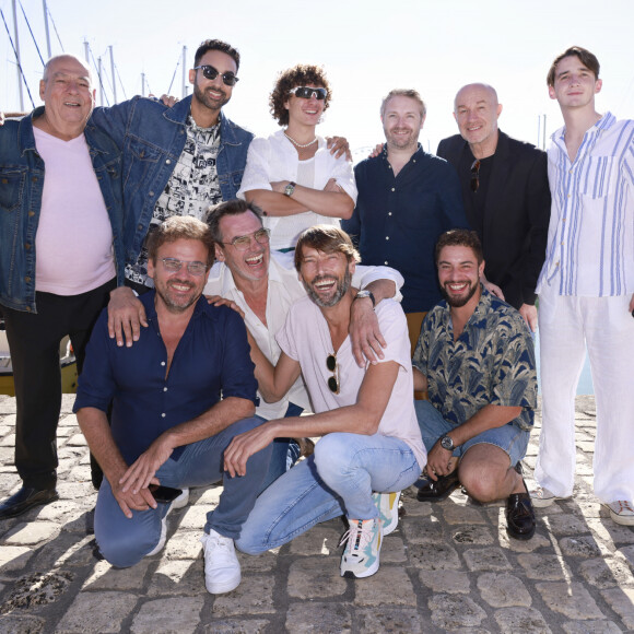 Ce qui a amené la production de "Plus Belle La Vie" à réagir via un communiqué sur "X".
Michel Cordes, Marwan Berreni, , Tim Rousseau, Thibaud Vaneck, Pierre Martot, Florian Lesieur, Stéphane Hénon, Jérôme Bertin, Laurent Kérusoré, Marwan Berreni PLUS BELLE LA VIE Le festival de fiction TV de La Rochelle samedi 17 septembre 2022. © Christophe Aubert via Bestimage