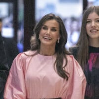 Letizia d'Espagne canon en blouse rose : ses filles Leonor et Sofia lui volent la vedette