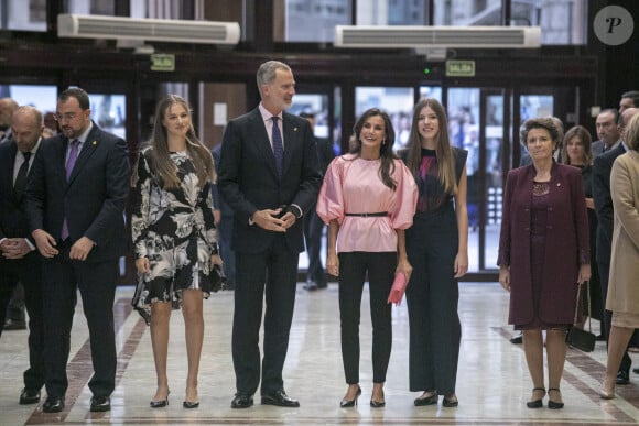 La famille royale espagnole était réunie pour un événement particulier 
La princesse Leonor, le roi Felipe VI, la reine Letizia et la princesse Sofia - La famille royale d'Espagne lors du traditionnel concert la veille de la cérémonie des "Princesa de Asturias Awards" à Oviedo. 
