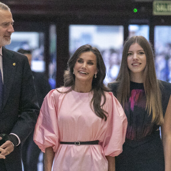 La famille royale espagnole était réunie pour un événement particulier 
La princesse Leonor, le roi Felipe VI, la reine Letizia et la princesse Sofia - La famille royale d'Espagne lors du traditionnel concert la veille de la cérémonie des "Princesa de Asturias Awards" à Oviedo. 