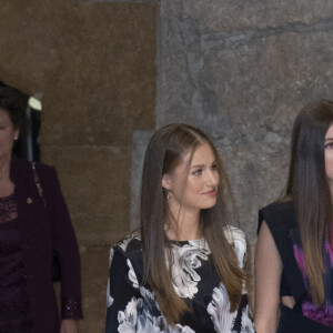 La première portait une jolie robe portefeuille H&M noire et blanche
La princesse Leonor, la princesse Sofia et la reine Letizia - La famille royale d'Espagne lors du traditionnel concert la veille de la cérémonie des "Princesa de Asturias Awards" à Oviedo. Le 19 octobre 2023 