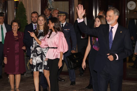 La princesse Leonor, le roi Felipe VI, la reine Letizia et la princesse Sofia - La famille royale d'Espagne à la sortie du traditionnel concert la veille de la cérémonie des "Princesa de Asturias Awards" à Oviedo. le 19 octobre 2023 
