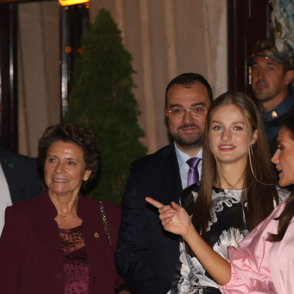 La princesse Leonor, le roi Felipe VI, la reine Letizia et la princesse Sofia - La famille royale d'Espagne à la sortie du traditionnel concert la veille de la cérémonie des "Princesa de Asturias Awards" à Oviedo. le 19 octobre 2023 