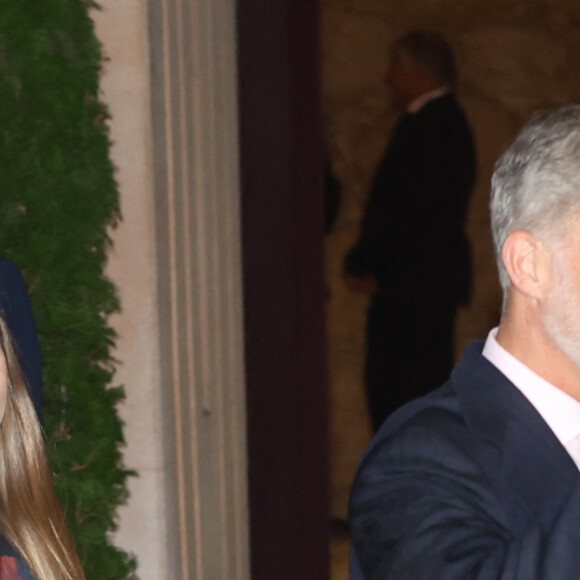 La princesse Sofia et le roi Felipe VI - La famille royale d'Espagne à la sortie du traditionnel concert la veille de la cérémonie des "Princesa de Asturias Awards" à Oviedo. le 19 octobre 2023 