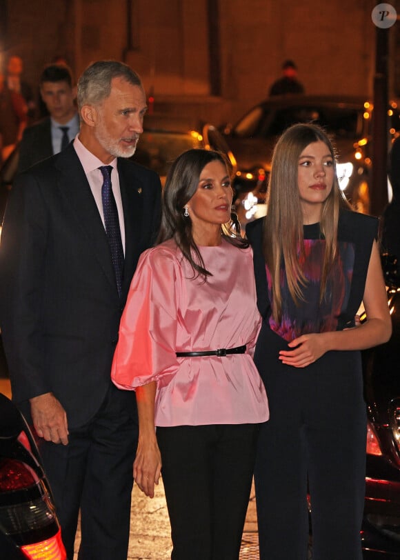 Le roi Felipe VI, la reine Letizia et la princesse Sofia - La famille royale d'Espagne à la sortie du traditionnel concert la veille de la cérémonie des "Princesa de Asturias Awards" à Oviedo. le 19 octobre 2023 