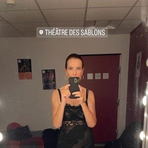 Elle se dévoile dans une nuisette noire et transparente dans la loge
Carole Bouquet en nuisette noire dans sa loge avant la représentation de la pièce "Bérénice" au théâtre des Sablons à Neuilly-sur-Seine