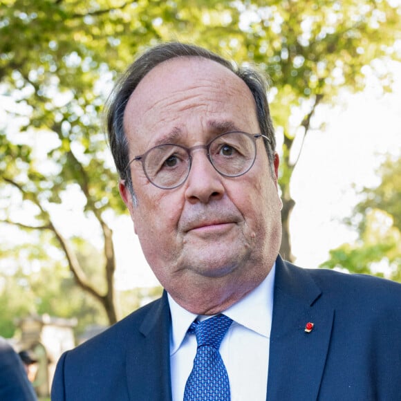 François Hollande - Obsèques du journaliste Jean-Pierre Elkabbach au cimetière du Montparnasse dans le 14ème arrondissement de Paris, France, le 6 octobre 2023. © Pierre Perusseau/Bestimage