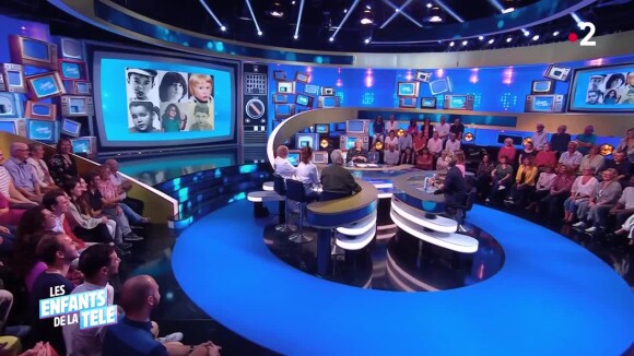 Laurence Boccolini reçoit Pascal Obispo, Philippe Risoli, Léa Salamé, Chimène Badi et Pascale Caverivière dans Les enfants de la télé sur France 2.