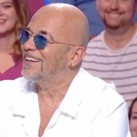 Laurence Boccolini reçoit Pascal Obispo, Philippe Risoli, Léa Salamé et Pascale Caverivière dans Les enfants de la télé sur France 2.